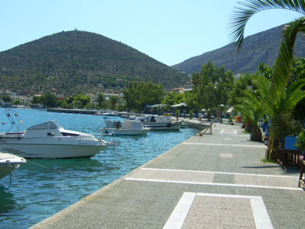 Iridanos Hotel Antikyra Eksteriør billede